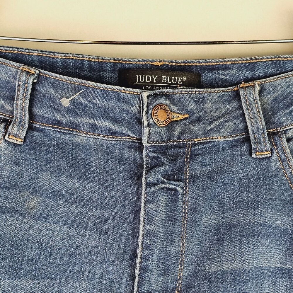 Judy Blue Mid Rise Cuffed Hem Med Wash Denim Shorts JB150038, Plus Size, 2XL - Picture 3 of 8